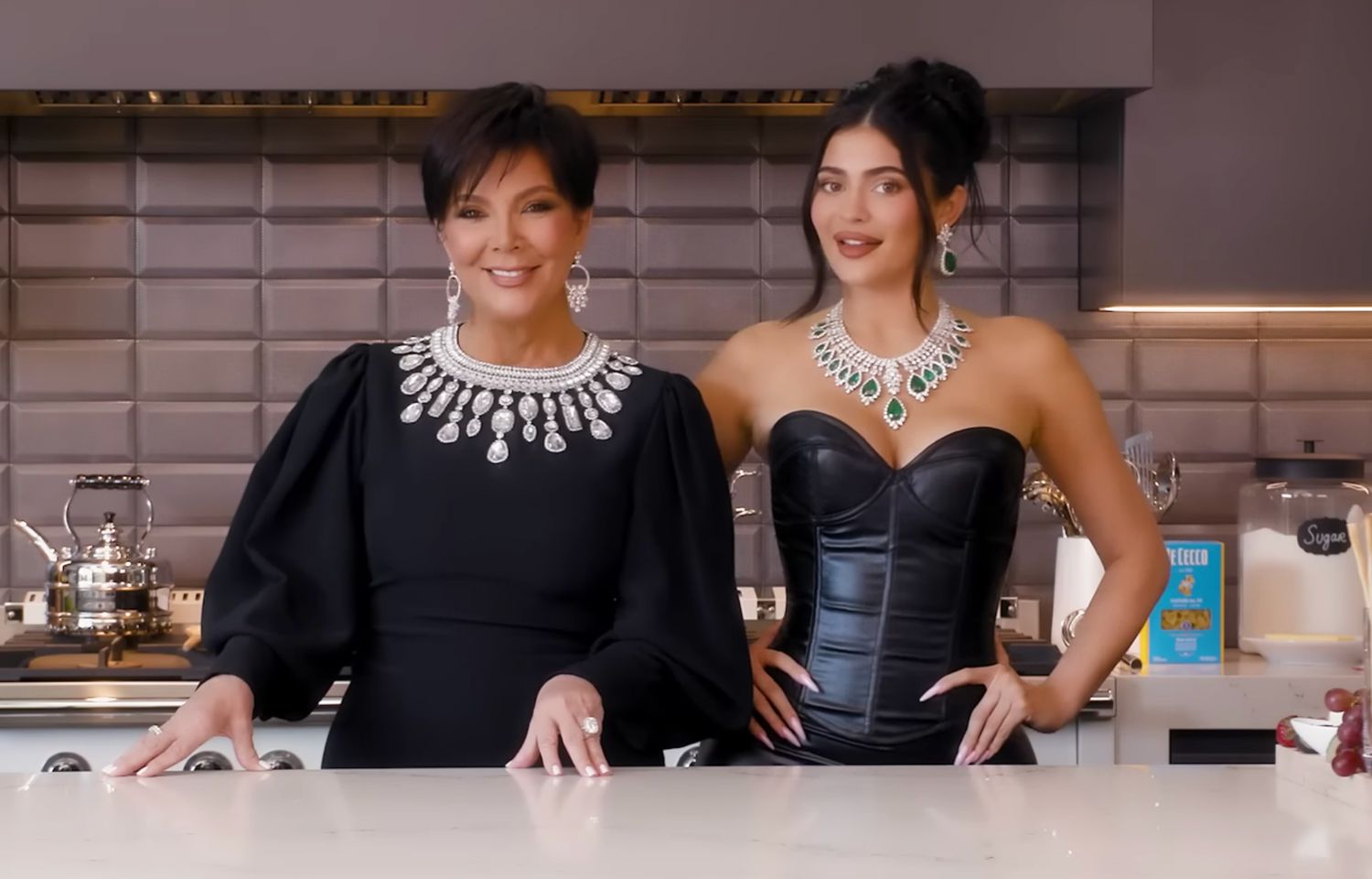 Kris Jenner y Kylie Jenner en la cocina | Fuente: Vogue