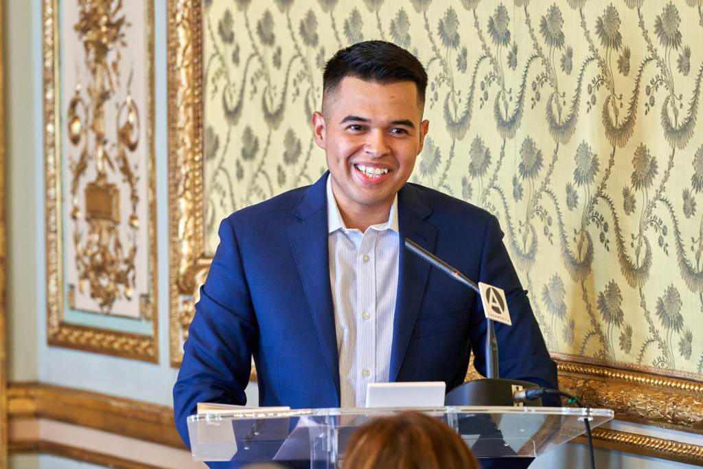 William González gana el Premio Hiperión con 'Inmigrantes de segunda