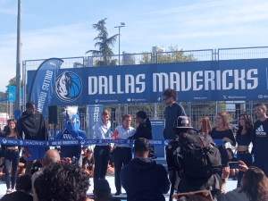 Jose Luis Almeida, presente en la inauguración de las canchas de baloncesto