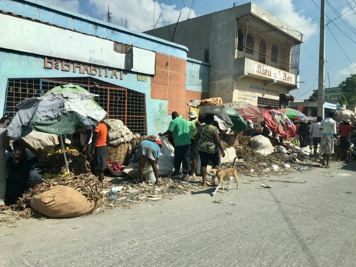 Algunos habitantes de Haití comprando en la calle en malas condiciones