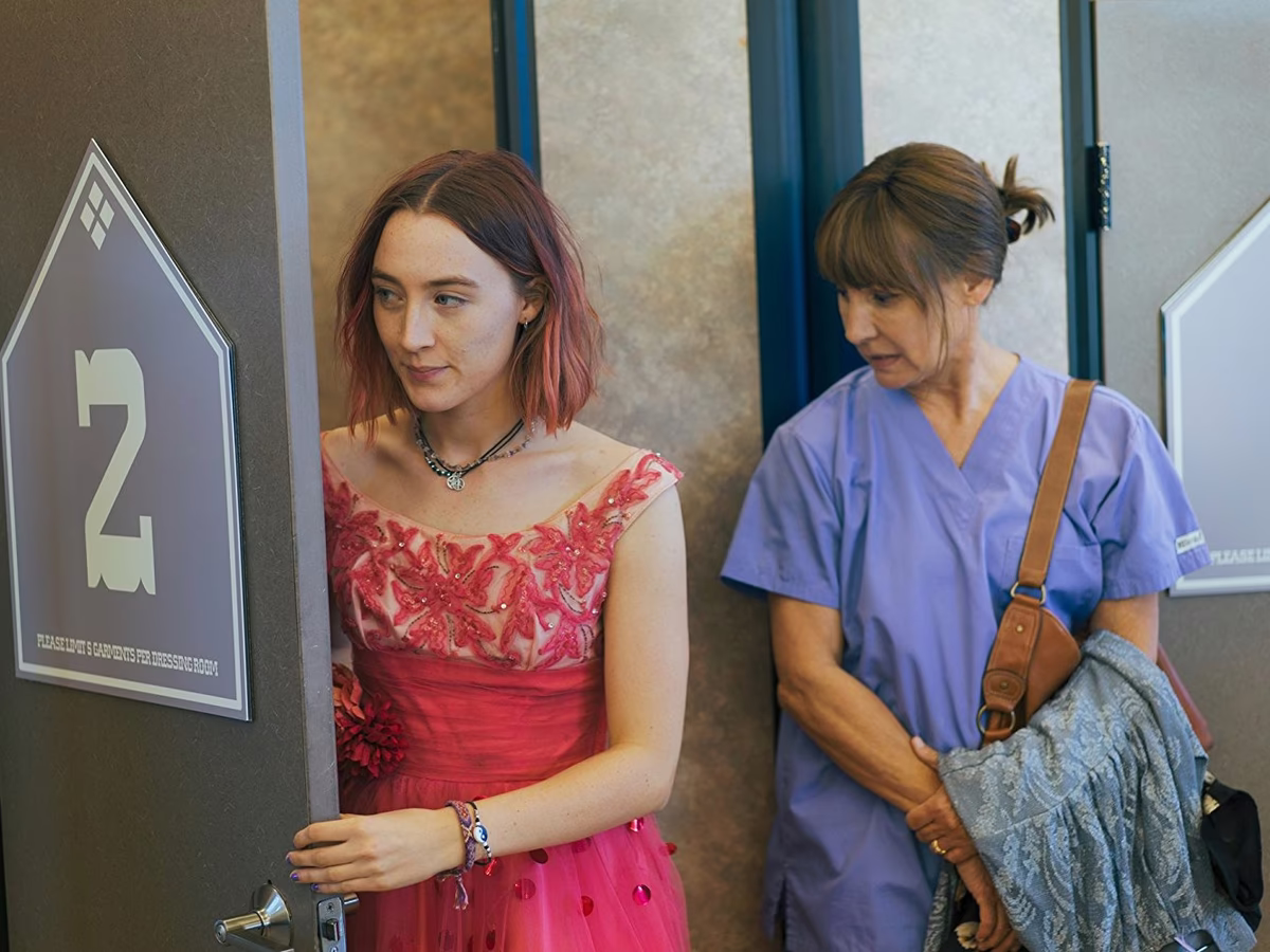 Ladybird con su vestido rosa | Fuente: Universal Pictures